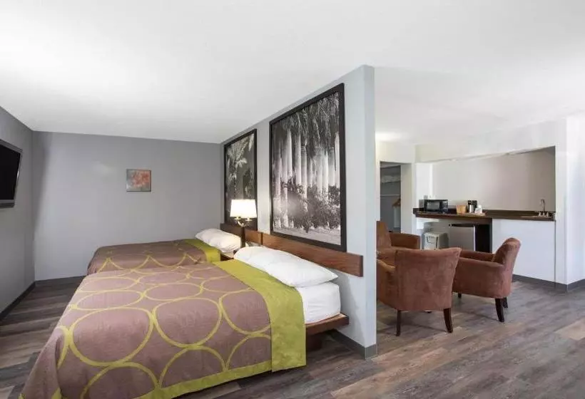 هتل Super 8 By Wyndham Naples