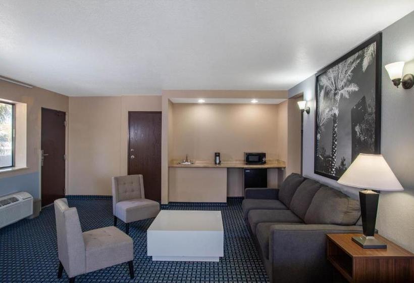 فندق Super 8 By Wyndham Naples