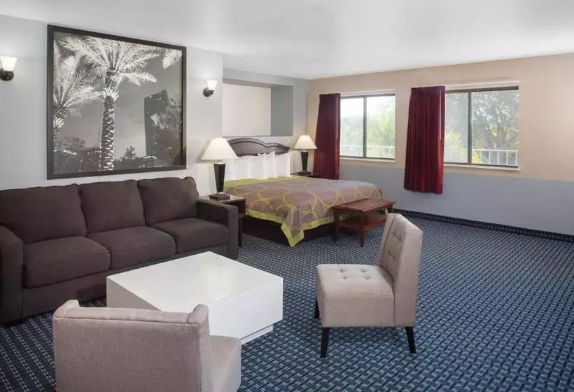 هتل Super 8 By Wyndham Naples