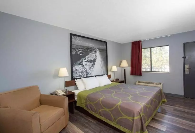 هتل Super 8 By Wyndham Naples