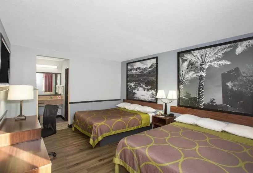 هتل Super 8 By Wyndham Naples