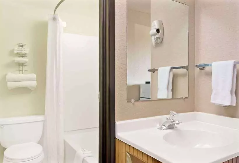 فندق Super 8 By Wyndham Spokane/west