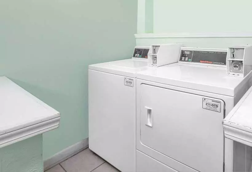 فندق على الطريق Super 8 By Wyndham Howe