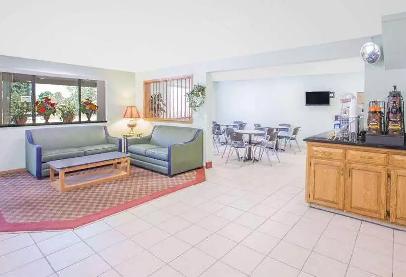 فندق على الطريق Super 8 By Wyndham Howe