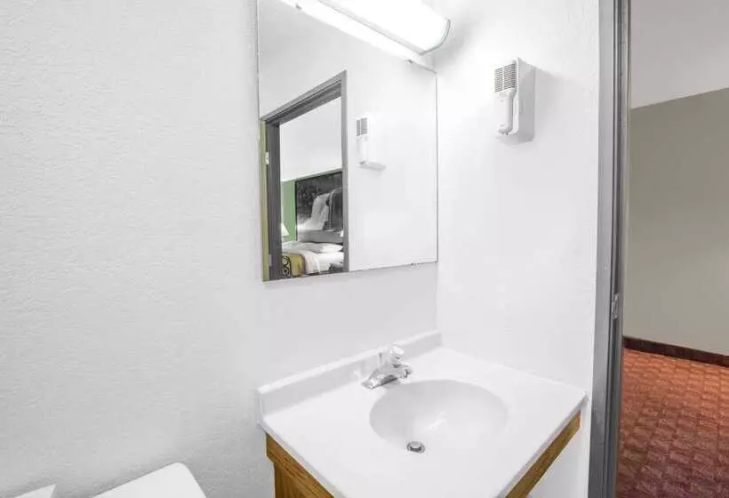 فندق على الطريق Super 8 By Wyndham Howe