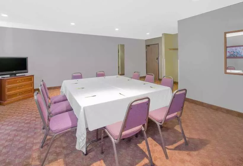 فندق على الطريق Super 8 By Wyndham Howe