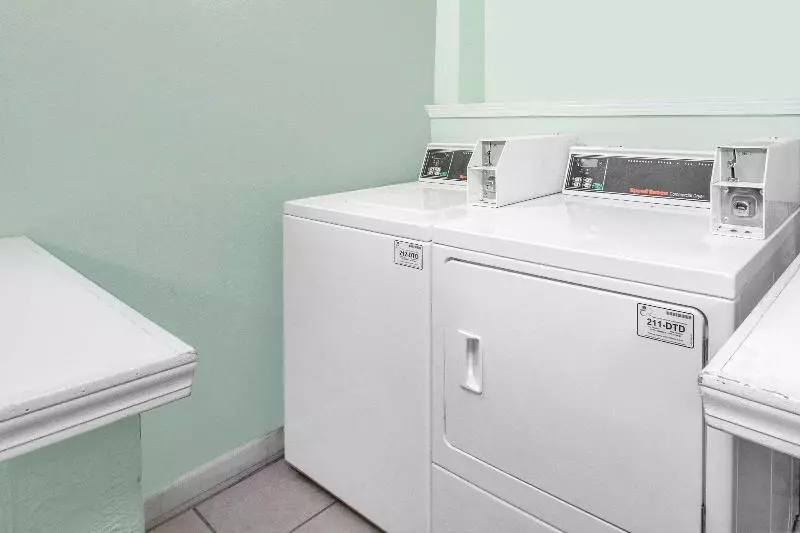 فندق على الطريق Super 8 By Wyndham Howe