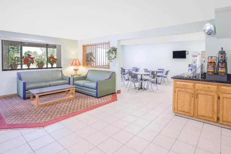 فندق على الطريق Super 8 By Wyndham Howe