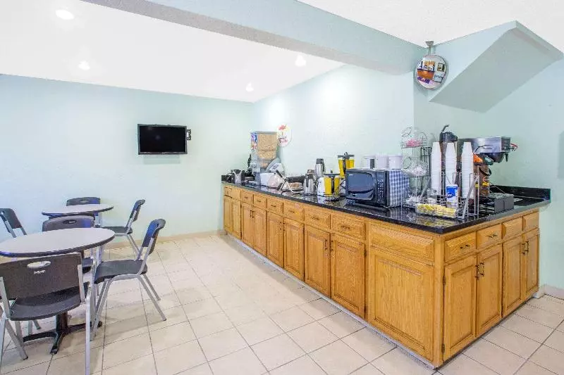 فندق على الطريق Super 8 By Wyndham Howe