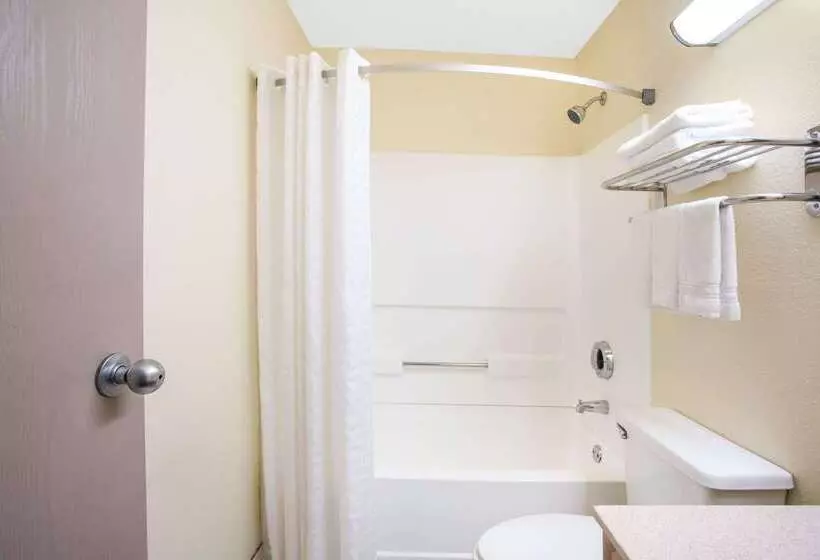 مُتل Super 8 By Wyndham Lewisburg