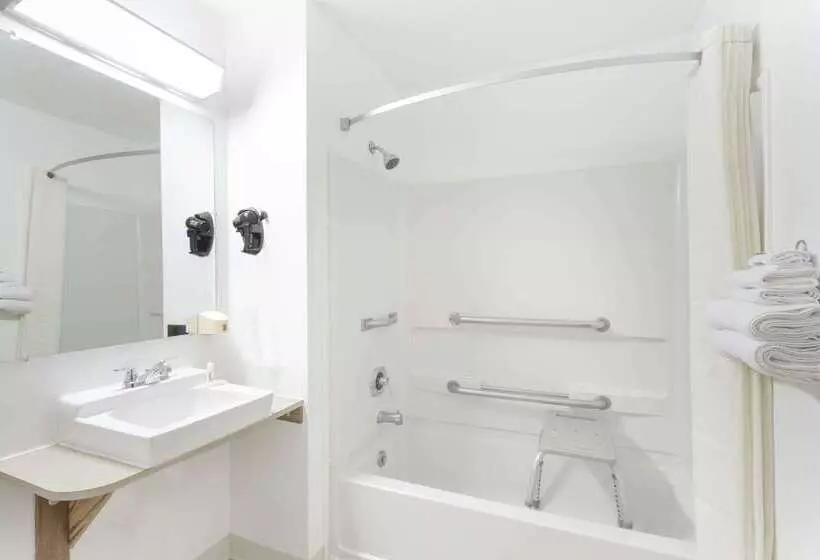 Мотель Super 8 By Wyndham Logan