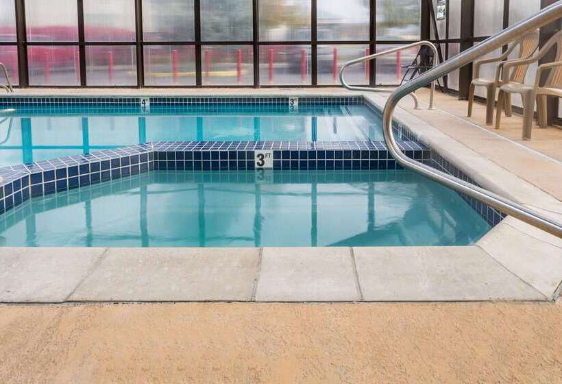 فندق على الطريق Super 8 By Wyndham Logan