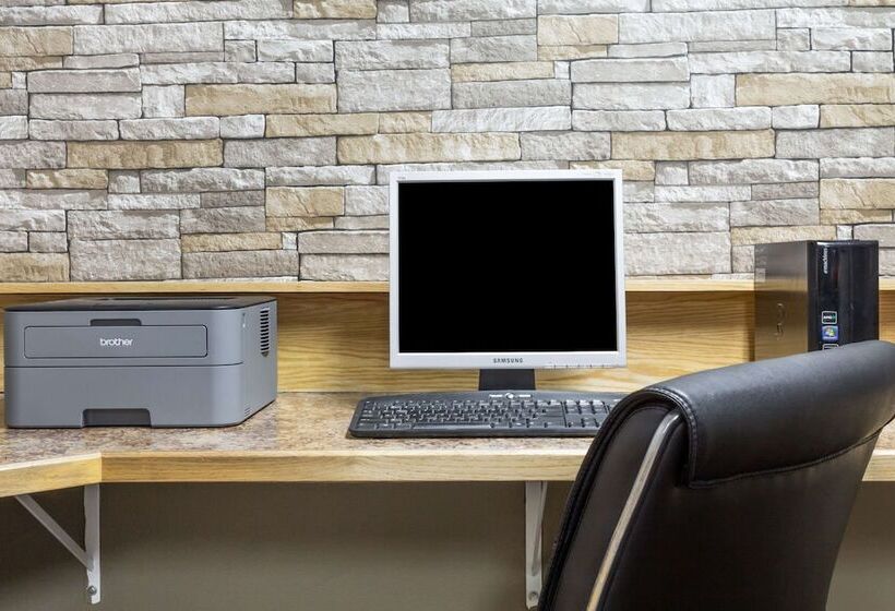 فندق على الطريق Super 8 By Wyndham Logan