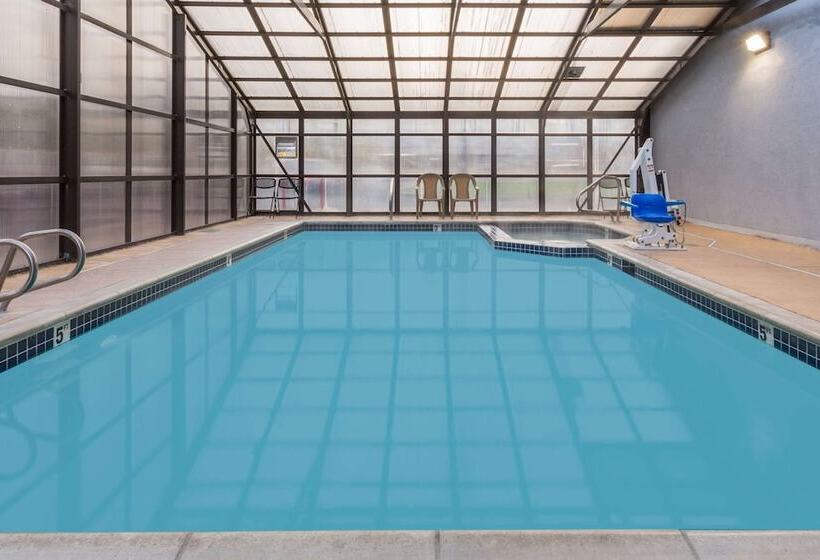 فندق على الطريق Super 8 By Wyndham Logan