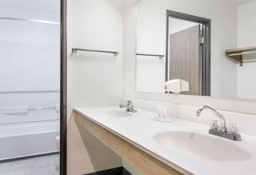 Мотель Super 8 By Wyndham Logan