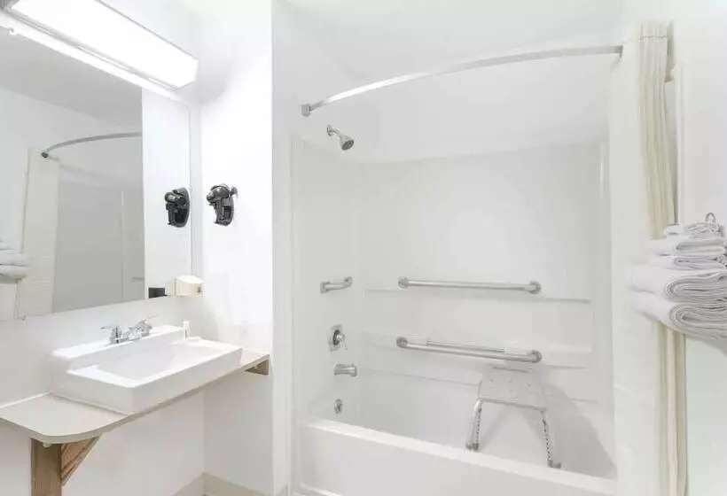 Мотель Super 8 By Wyndham Logan