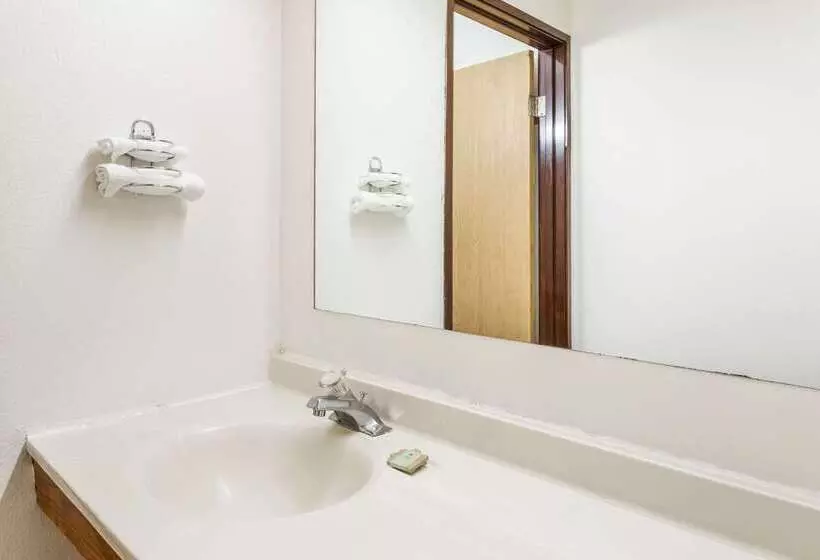 Мотель Super 8 By Wyndham Sterling Heights/detroit Area