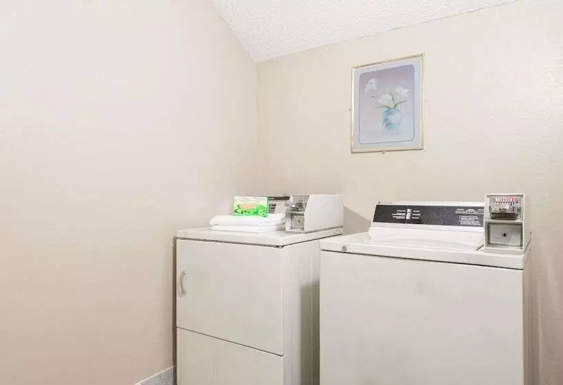 모텔 Super 8 By Wyndham Sullivan