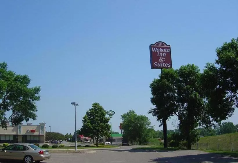 فندق على الطريق Wakota Inn And Suites