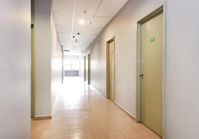 هتل 22 By Oyo Rooms