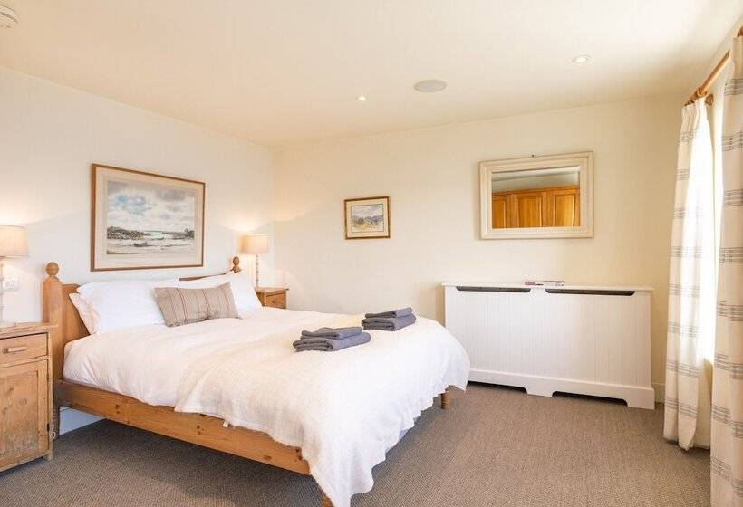 Roundstone Quay House