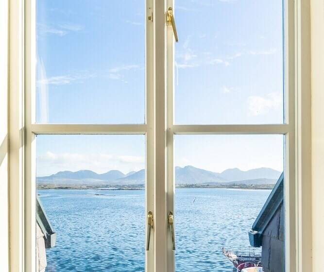 Roundstone Quay House