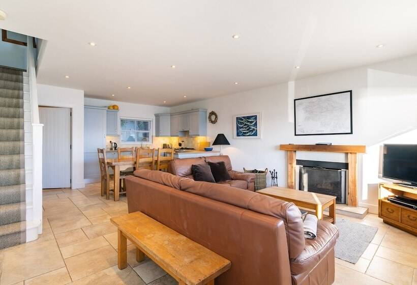 Roundstone Quay House