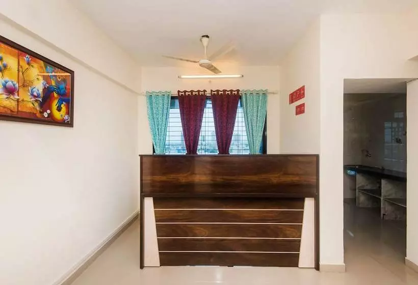 ホテル Oyo 16021 Airoli Apartments