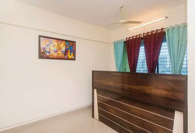 ホテル Oyo 16021 Airoli Apartments