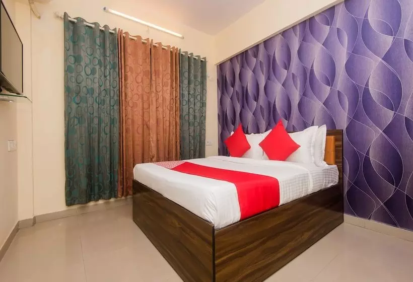 ホテル Oyo 16021 Airoli Apartments