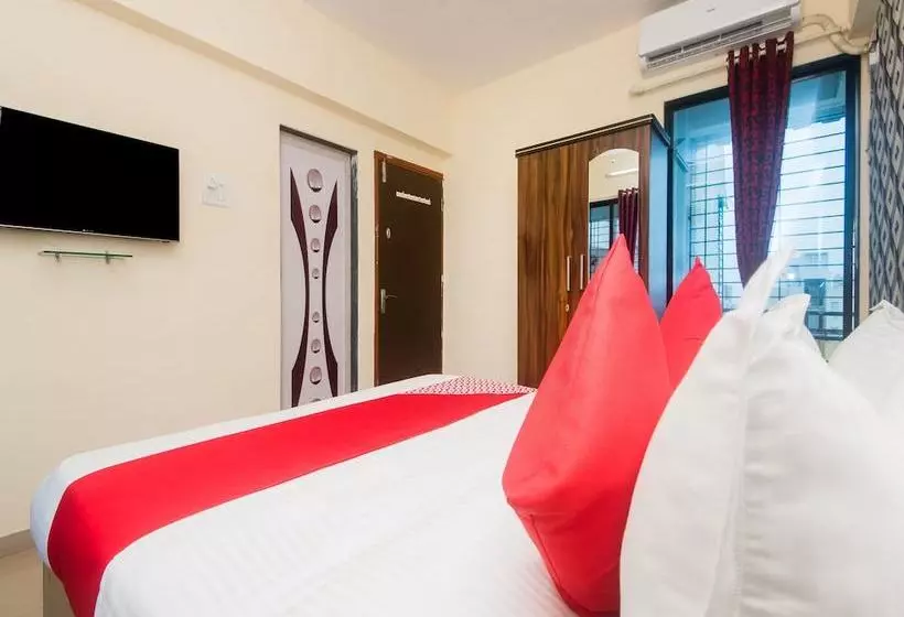 ホテル Oyo 16021 Airoli Apartments