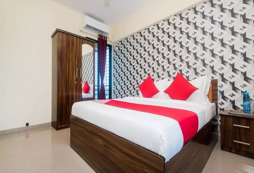 ホテル Oyo 16021 Airoli Apartments