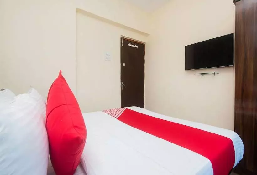 ホテル Oyo 16021 Airoli Apartments