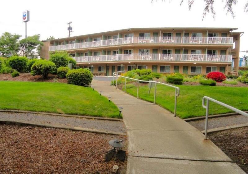 호텔 Riverfront Inn Roseburg