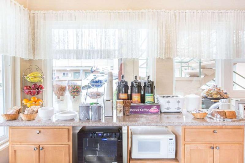 호텔 Riverfront Inn Roseburg