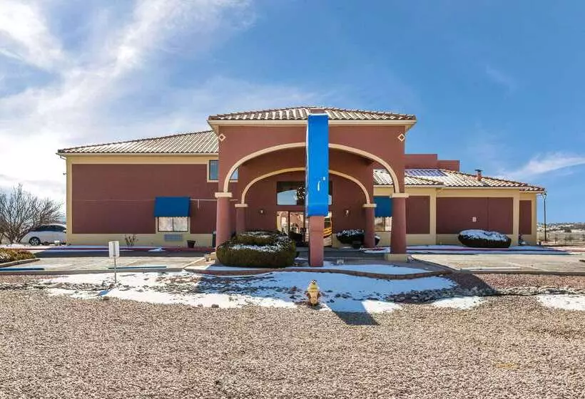 בית מלון כפרי Rodeway Inn