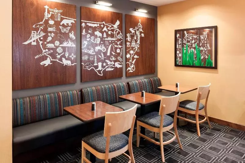 هتل Towneplace Suites Dallas Las Colinas