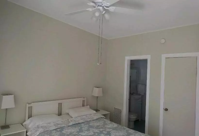 Tropical Sky Ranch Motel