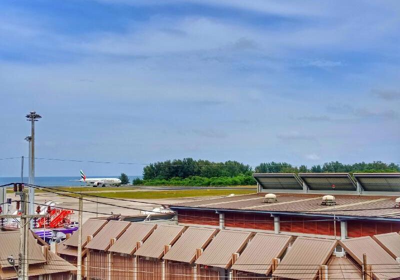 Отель Louis  Runway View