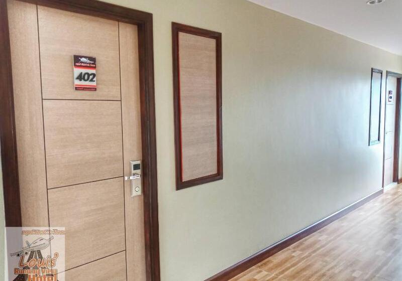 Отель Louis  Runway View