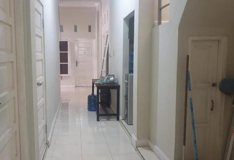 בית מלון כפרי Oyo 3304 Garuda Guest House