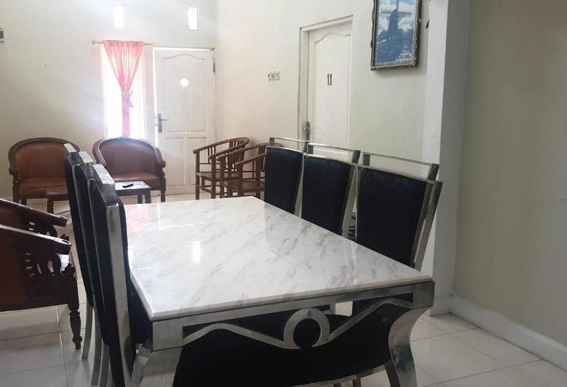 בית מלון כפרי Oyo 3304 Garuda Guest House