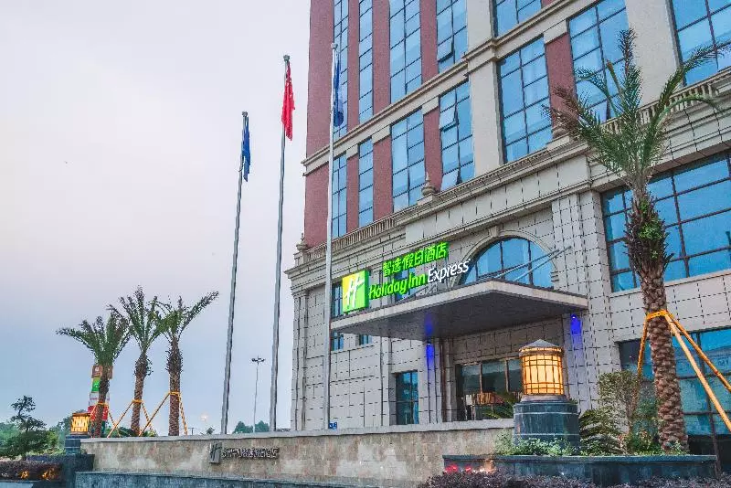 Hotelli Holiday Inn Express Pengzhou Downtown, An Ihg