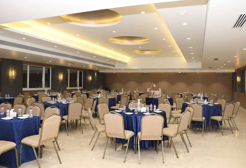 ホテル Cosmique Clarks Inn Suites Goa