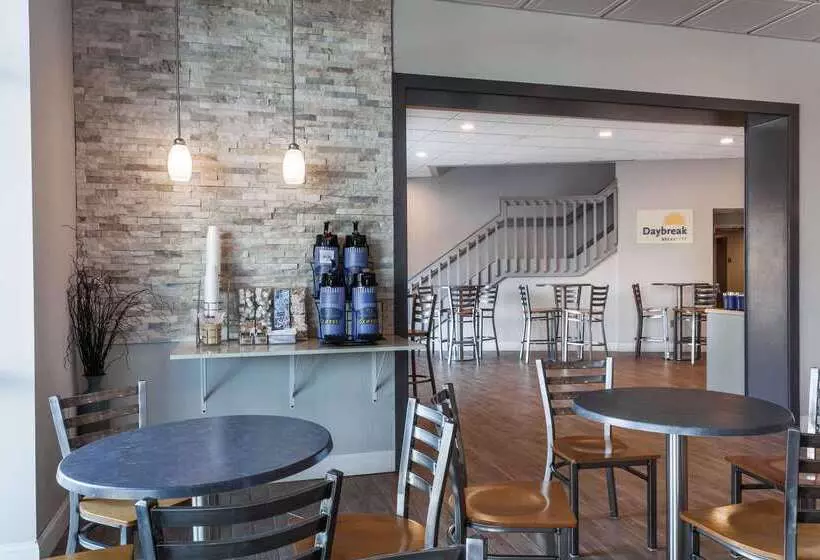 هتل Days Inn & Suites By Wyndham Lancaster Amish Country