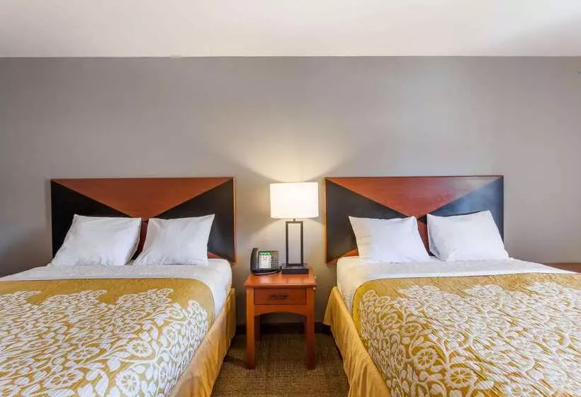 هتل Days Inn & Suites By Wyndham Lancaster Amish Country