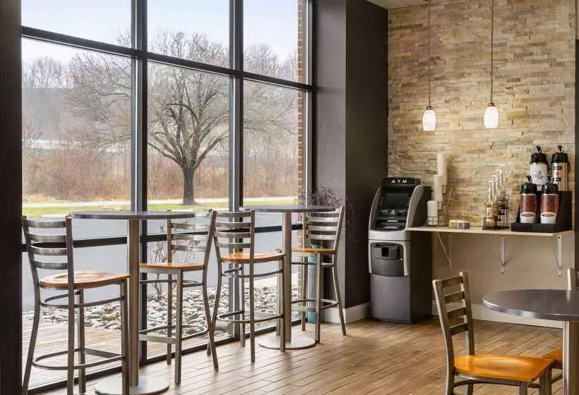 هتل Days Inn & Suites By Wyndham Lancaster Amish Country