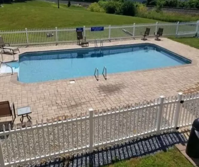 هتل Days Inn & Suites By Wyndham Lancaster Amish Country