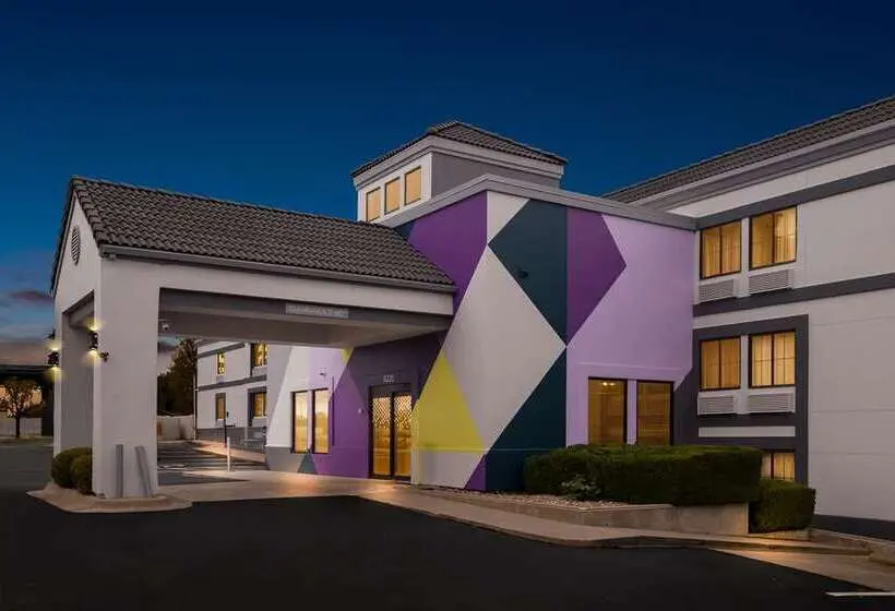 هتل Spark By Hilton Wichita East