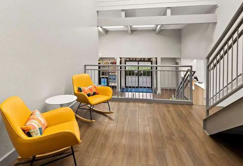 هتل Spark By Hilton Wichita East